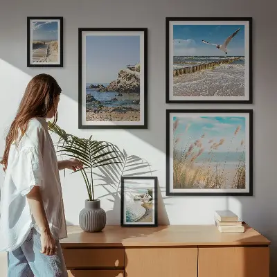 Gallery wall met strandlandschappen aan zee