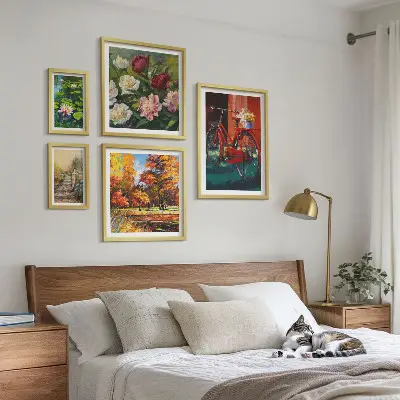 Set van moderne schilderijen met pittoreske bloemenfietsen