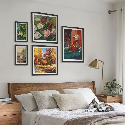 Set van moderne schilderijen met pittoreske bloemenfietsen