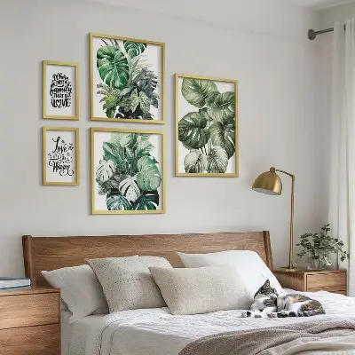 Gallery wall met plantenmotieven en boho citaten