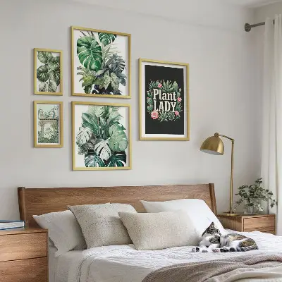 Gallerijmuur met groene accenten in boho-stijl