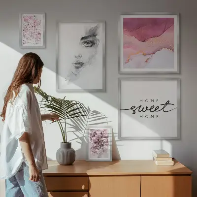 Wanddecoratie compositie vrouwenportretten met bloemen in pasteltinten