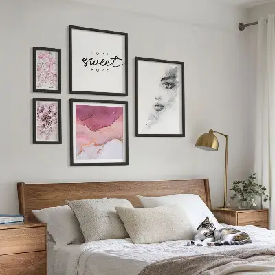 Wanddecoratie compositie vrouwenportretten met bloemen in pasteltinten