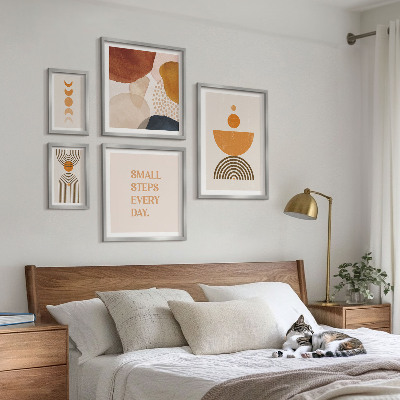Gallery wall Stijlvolle afbeeldingen in aardse tinten.