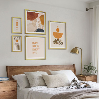Gallery wall Stijlvolle afbeeldingen in aardse tinten.