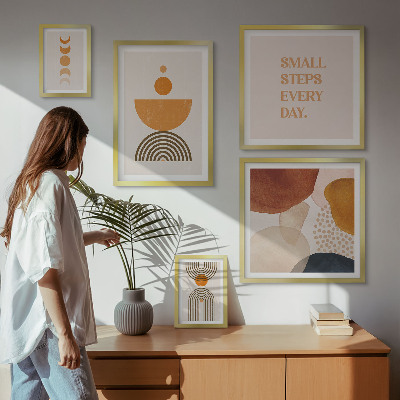 Gallery wall Stijlvolle afbeeldingen in aardse tinten.