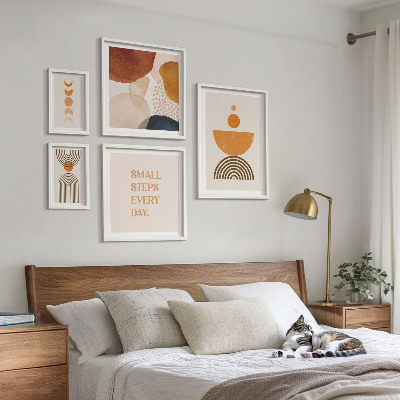 Gallery wall Stijlvolle afbeeldingen in aardse tinten.