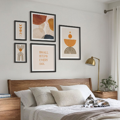Gallery wall Stijlvolle afbeeldingen in aardse tinten.