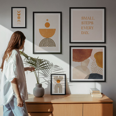 Gallery wall Stijlvolle afbeeldingen in aardse tinten.
