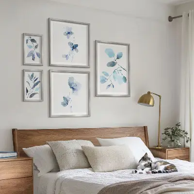 Blauwe plantaccenten wanddecoratie met compositie