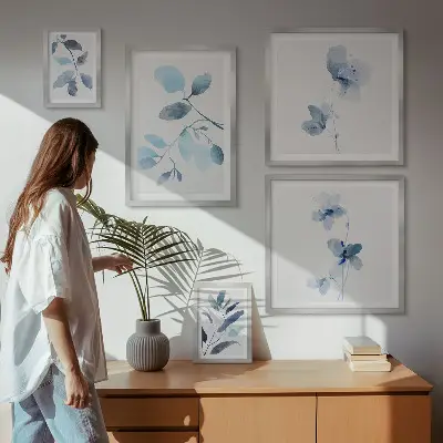 Blauwe plantaccenten wanddecoratie met compositie