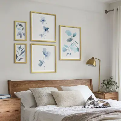 Blauwe plantaccenten wanddecoratie met compositie