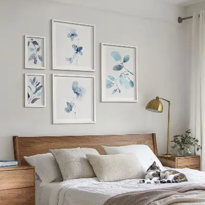 Blauwe plantaccenten wanddecoratie met compositie