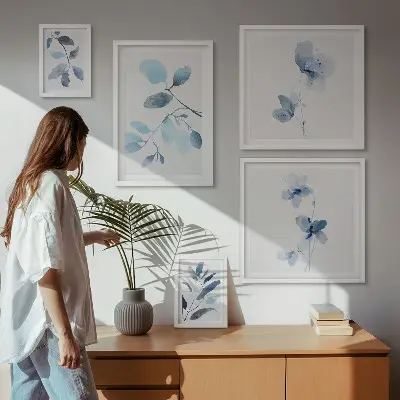 Blauwe plantaccenten wanddecoratie met compositie