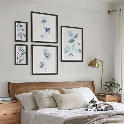 Blauwe plantaccenten wanddecoratie met compositie