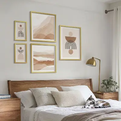 Gallery wall met abstracte aardcomposities