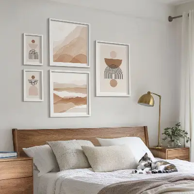 Gallery wall met abstracte aardcomposities