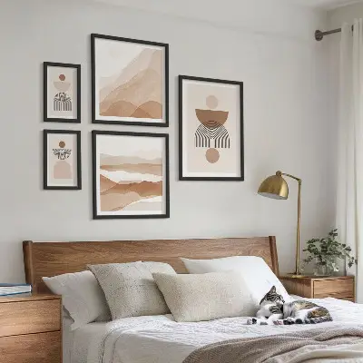 Gallery wall met abstracte aardcomposities