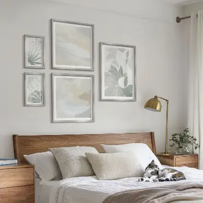 Gallery wall met grijze en witte plantmotieven