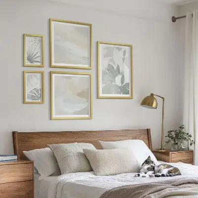 Gallery wall met grijze en witte plantmotieven
