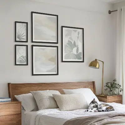 Gallery wall met grijze en witte plantmotieven