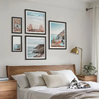Moderne schilderijen set met Italiaanse stadjes, stranden en ontspanning