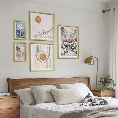 Gallery wall met landschappen, watervallen en bruggen in Japan