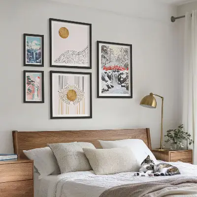 Gallery wall met landschappen, watervallen en bruggen in Japan