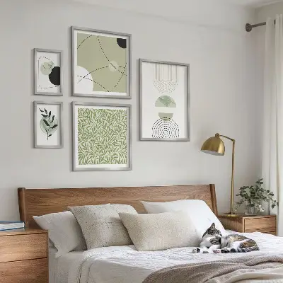 Gallery wall met abstracte plantvormen