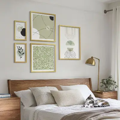 Gallery wall met abstracte plantvormen