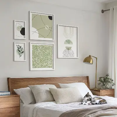 Gallery wall met abstracte plantvormen