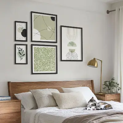 Gallery wall met abstracte plantvormen