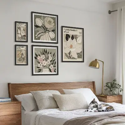 Gallery wall met bloemenpatronen uit Londen en Seoul