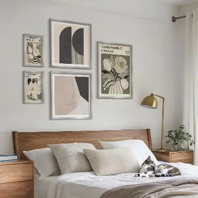Stijlvolle bloemarrangementen galerijwand