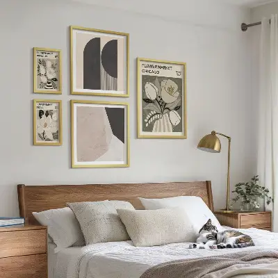 Stijlvolle bloemarrangementen galerijwand