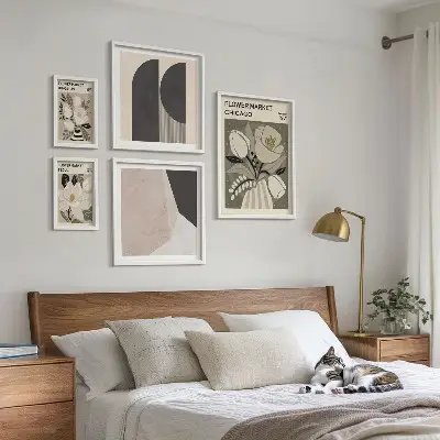 Stijlvolle bloemarrangementen galerijwand