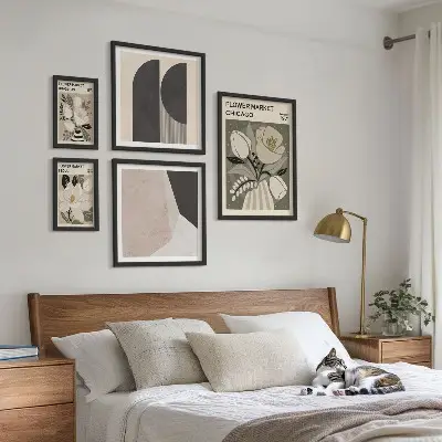 Stijlvolle bloemarrangementen galerijwand