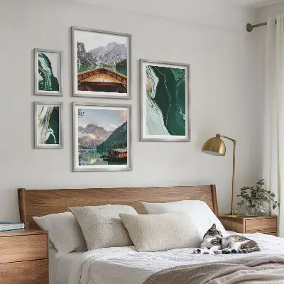 Set van moderne schilderijen met groene landschappen van water en bergen