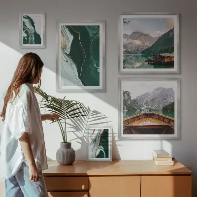 Set van moderne schilderijen met groene landschappen van water en bergen