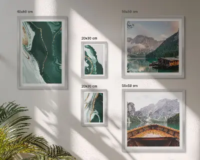 Set van moderne schilderijen met groene landschappen van water en bergen