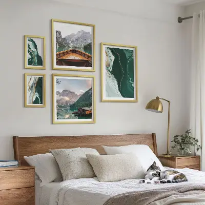 Set van moderne schilderijen met groene landschappen van water en bergen