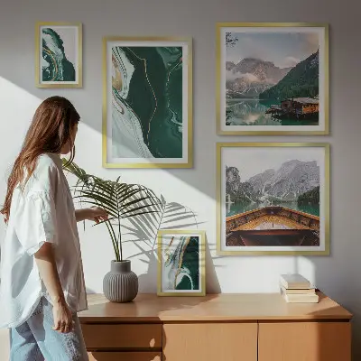 Set van moderne schilderijen met groene landschappen van water en bergen