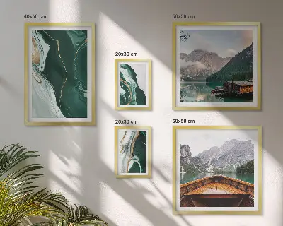 Set van moderne schilderijen met groene landschappen van water en bergen