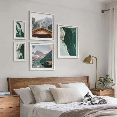 Set van moderne schilderijen met groene landschappen van water en bergen