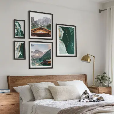 Set van moderne schilderijen met groene landschappen van water en bergen