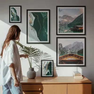 Set van moderne schilderijen met groene landschappen van water en bergen