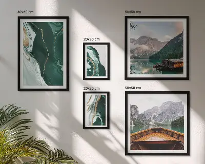 Set van moderne schilderijen met groene landschappen van water en bergen