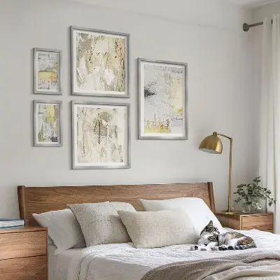 Gallery wall met stijlvolle abstracte patronen