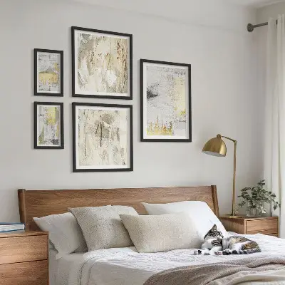 Gallery wall met stijlvolle abstracte patronen