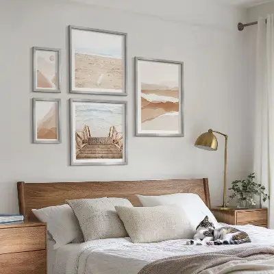Gallery wall met minimalistische stranden en bergen